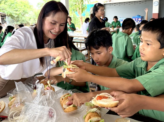 children preparing food